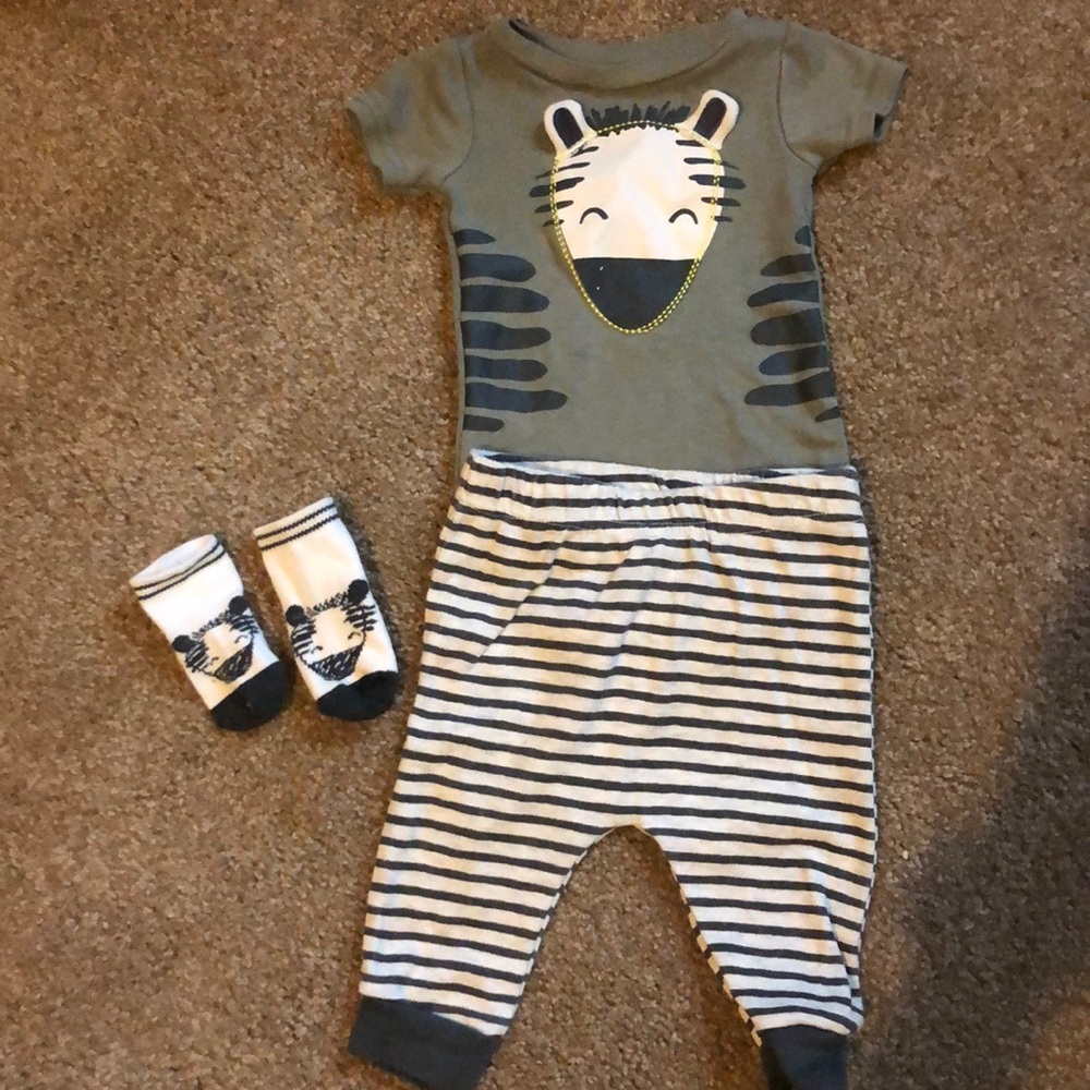 Zebra outfit size 3-6 mo